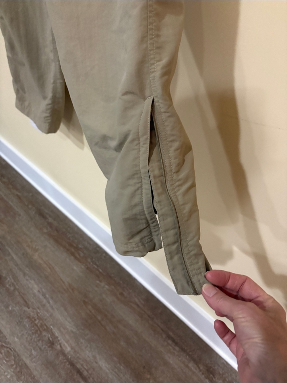 Men's North Face hiking pants tan. Convertible. Large short 29” inseam - Picture 13 of 13